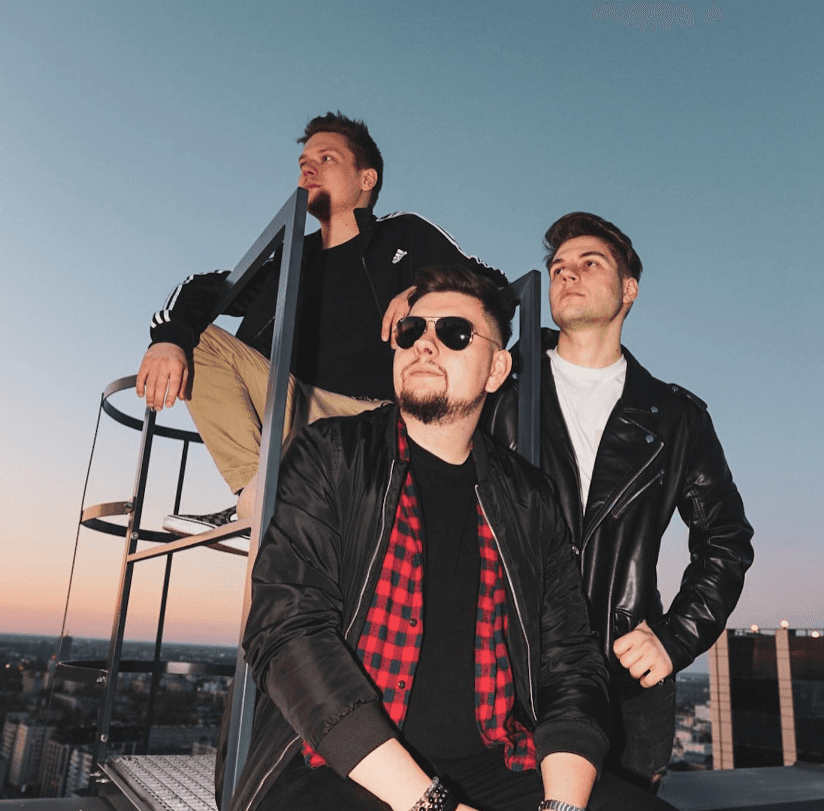 Indigo Skies podczas sesji na dachu